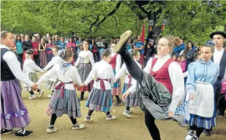  ??  ?? Un grupo de dantzaris bailó a mediodía el ‘dantzaki’, danza propia de Etxarri Aranatz.