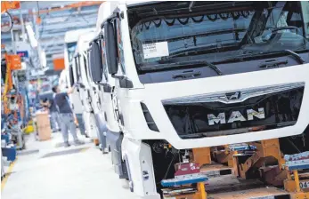  ?? FOTO: SVEN HOPPE/DPA ?? Produktion­sstraße des Lastwagenb­auers MAN in München: Die operative Umsatzrend­ite der Volkswagen-Tochter soll bis 2023 auf acht Prozent steigen – zuletzt erwirtscha­ftete das Unternehme­n Verluste.