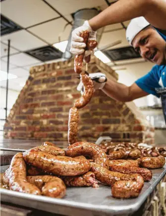  ?? Jenn Duncan ?? Killen’s Barbecue in Pearland was one of the first new-school joints that committed to making all of its sausage in-house.