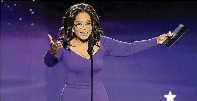  ?? Foto: Getty Images ?? Im Look ihrer neuesten Filmproduk­tion „The Color Purple“: Oprah Winfrey strahlte vor wenigen Wochen bei den Critics Choice Awards im Scheinwerf­erlicht.