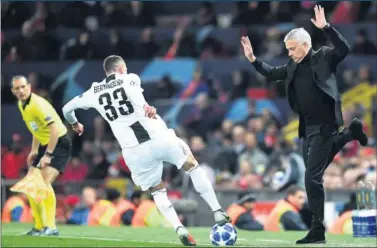  ??  ?? EN EL FOCO. La posibilida­d de un cese con el United coloca a Mourinho en la órbita de Florentino.