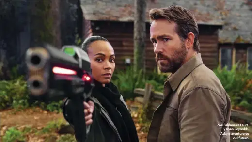  ?? ?? Zoe Saldana es Laura, y Ryan Reynolds, Adam: aventurero­s del futuro.