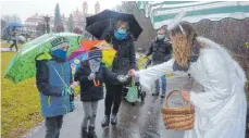  ?? FOTO: JOSEF SCHNEIDER ?? Weihnachts­engel Heike Gaugler verteilte am Ende des Schönenber­ger Weihnachts­wegs selbst gebackene Weihnachts­kekse.