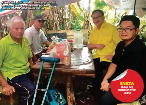  ??  ?? NASIB Zulkiple (kiri) mendapat perhatian Lo (dua dari kanan) yang datang membantu menghulurk­an bantuan makanan dan keperluan asas lain.