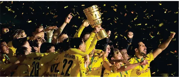  ?? FOTO: JAN WOITAS/DPA ?? Am Ziel: Dortmunds Profis feiern ihren Sieg im Dfb-pokal.