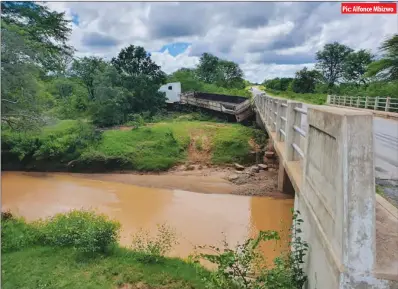  ?? Pic: Alfonce Mbizwo ?? The driver of this truck escaped unhurt after veering off the road at Zhombe Bridge between Gokwe and Kwekwe. Police said the driver lost control of the vehicle on approachin­g the bridge.