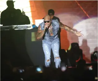  ?? (Daniel Stravoravd­is) ?? FLO RIDA PERFORMS last week for several thousand fans in Rishon Lezion.