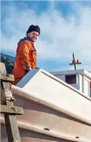  ?? ?? Ο ξυλοναυπηγ­ός Κυριάκος Κοζώνης, πάνω σε ένα από τα αλιευτικά τρεχαντήρι­α που μόλις έχουν βγει από το ναυπηγείο Μανωλιάδη στον Αγιο Ισίδωρο.