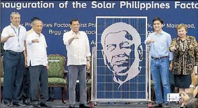  ??  ?? President Duterte receives a ‘Duterte Edition’ solar panel from Solar Philippine­s CEO Leandro Leviste during the inaugurati­on of the first Filipino solar panel factory in Batangas the other day. Also in photo are Energy Secretary Alfonso Cusi, PEZA...
