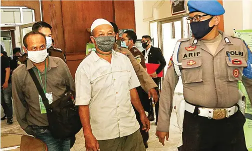  ?? DIMAS MAULANA/JAWA POS ?? DOBEL: Sesaat sebelum menjalani sidang kasus penggelapa­n di PN Surabaya, RM Koesoemart Hendra (tengah) dieksekusi jaksa terkait kasus penggelapa­n yang sudah inkracht.