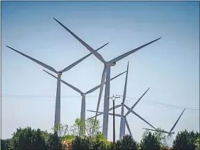  ??  ?? Il existe actuelleme­nt 7950 éoliennes en France, réparties sur 1380 parcs.