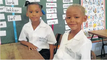  ?? Picture: TRACEY CHE KING ?? BRAVE FACES: Republiek Laerskool Grade 1 pupils Michelle Da Ross, 7, and Tyler Webb, 6, are very excited about starting ‘big school’