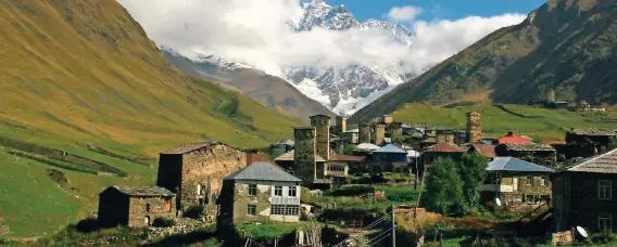  ?? FOTO: GEORGIA INSIGHT ?? Das Dorf Uschguli in der georgische­n Region Swanetien ist bekannt für seine Wehrtürme und gehört seit 1996 zum Unesco-Welterbe.