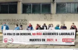  ?? EL DÍA ?? Concentrac­ión de UGT y CCOO ante la Subdelegac­ión del Gobierno.