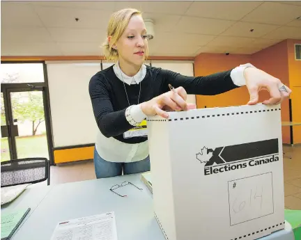  ?? WAYNE CUDDINGTON/OTTAWA CITIZEN ?? Election worker Katie Dudzik closes up a ballot box while helping to prepare for voters on Friday as advance polls for the Oct. 19 federal election opened for four straight days through Thanksgivi­ng on Monday.