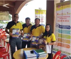  ??  ?? Chai (left) and his UPP Pujut MAT team show booklets on BN Sarawak GE14 manifesto.