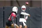  ?? ROSS D. FRANKLIN ASSOCIATED PRESS ?? Cardinals quarterbac­k Kyler Murray throws to wide receiver DeAndre Hopkins as they take part in drills Wednesday during the team’s training camp at State Farm Stadium in Glendale, Ariz.