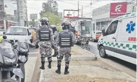  ??  ?? Policías llegaron hasta el lugar del hecho y se sorprendie­ron de que un camarada fue la víctima fatal.