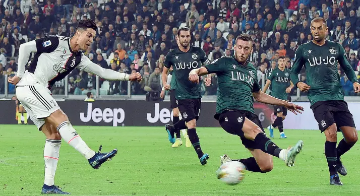  ??  ?? La battaglia
A fianco il gol di Cristiano Ronaldo nel match di andata tra Juve e Bologna Sotto l’ad rossoblù Claudio Fenucci insieme al presidente Joey Saputo