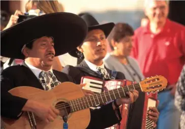  ??  ?? Los grupos de mariachis son conjuntos musicales originario­s de la región occidental de México.