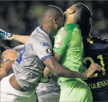  ??  ?? CHOQUE. Dedé y Andrada chocan en el Cruzeiro-Boca Juniors (2-0) de la ida de los cuartos de final de la