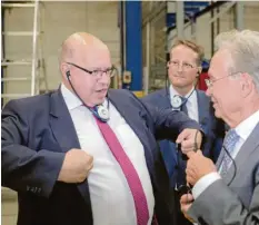  ?? Foto: dpa ?? Minister Peter Altmaier (links) besucht mehrere Unternehme­n – hier steht er neben Goldbeck-Gründer Ortwin Goldbeck. Hilft das der Wirtschaft?