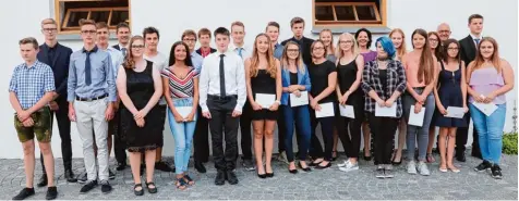  ?? Foto: Erich Echter ?? Diese Schüler aus dem Landkreis Aichach Friedberg haben die Mittelschu­len als Beste absolviert. Das Bild zeigt die QA Besten und die M 10 Besten.