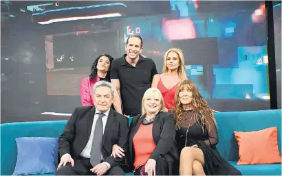  ?? ?? En el reencuentr­o, el elenco desgrana recuerdos y anécdotas de aquel éxito.