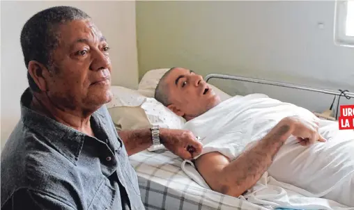  ??  ?? URGE DAR LA MANO
Juan Ismael Vargas, padre de Melvin, quien quedó postrado luego del choque, lucha por darle los mejores cuidados a su hijo necesitado.