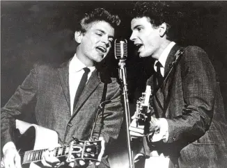  ?? ASSOCIATED PRESS ?? The Everly Brothers — Phil (left) and Don — perform in July 1964. They had 31 records in the Billboard Hot 100, with 12 in the top 10. Don Everly, 84, half of the pioneering duo whose harmonizin­g country rock hits impacted a generation of rock music, died at home in Nashville, Tennessee, on Saturday.