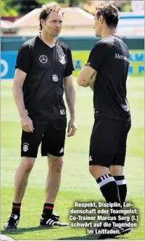  ??  ?? Respekt, Disziplin, Leidenscha­ft oder Teamgeist: Co-Trainer Marcus Sorg (l.) schwört auf die Tugenden
im Leitfaden.