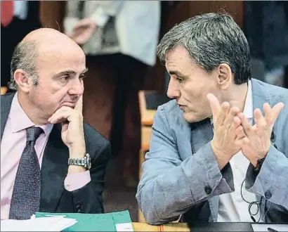  ?? STEPHANIE LECOCQ / EFE ?? Luis de Guindos escolta atentament el seu homòleg grec, Euclid Tsakalotos