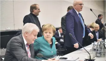  ??  ?? ► Merkel junto al líder de la CSU, Horst Seehofer, el miércoles, en Berlín.