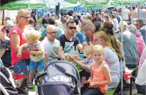  ?? FOTOS: FATH ?? Tausende Besucher zog es am Wochenende zum Mitsommerf­est nach Abtsgmünd.