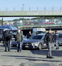  ?? (foto Percossi/Ansa) ?? Posto di blocco della polizia sul Raccordo