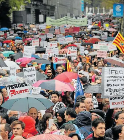  ?? Foto: Efe ?? Manifestac­ión liderada por Teruel Existe y Soria ¡Ya! para frenar la despoblaci­ón.