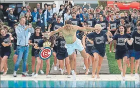  ?? FOTO: MANUEL QUEIMADELO­S (RCTB) ?? Rafa Nadal, ayer lanzándose a la piscina para el baño del campeón