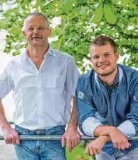  ?? Foto: Julian Leitenstor­fer ?? 100 jähriges Jubiläum beim Brückenwir­t im Kaufering: Herbert Fischer und Sohn Christian sorgen dafür, dass es auch in Zukunft gut weiter geht.