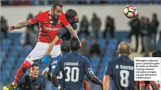  ??  ?? Mitroglou cabeceia para o primeiro golo da noite no Restelo. O grego marcou em todos os jogos em que defrontou o Belenenses