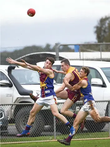  ?? Photograph­s by CRAIG JOHNSON. ?? Ryan Taylor snaps towards goal for Drouin.