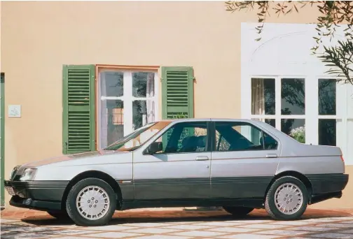 ??  ?? Arriba, un 164 Prima Serie con motor V6 (las llantas tenían 5 agujeros). Muchos de sus tips estilístic­os fueron tomados para los posteriore­s Alfa Romeo: 155, 145 y 146.