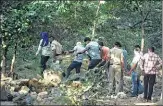  ?? RAJ K RAJ/HTPHOTO ?? A joint team of Rajasthan and Delhi Police at the site where two kidnappers murdered two boys in Mehrauli.