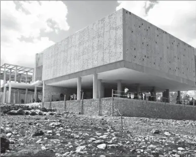  ??  ?? Edificio principal del Palacio de la Civilizaci­ón Maya, en Yaxcabá. La obra fue abandonada luego de que se le invirtiero­n cerca de $90 millones