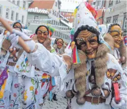  ??  ?? Auch der Faselhanne­s aus Bad Waldsee trieb am Sonntag in der Wangener Innenstadt sein Unwesen.