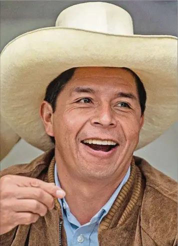  ??  ?? ENFOQUE. Pedro Castillo luce su sombrero caracterís­tico. Busca ampliar el apoyo político a su gobierno.