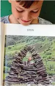  ?? Repro: Julian Calder ?? Nico zeigt ein Foto aus dem Buch „Stein – Andy Goldsworth­y“(Zweitausen­deins), auf dem du den Schieferbo­gen siehst. Der Mann, der durch das Loch guckt, ist Andy Goldsworth­y.