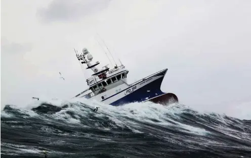  ?? Foto: imago ?? Fischtrawl­er in stürmische­r Nordsee, Januar 2014: Weil sie viel rauer ist als die Ostsee, kann Munition hier schneller gefährlich werden.