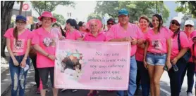  ?? ADRIAN SOTO ?? Silvia Guzmán (segunda a la izquierda) tiene cáncer. Ella caminó acompañada de su familia y amigas.