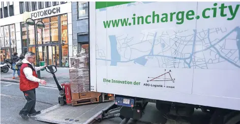  ?? RP-FOTO: HANS-JÜRGEN BAUER ?? Juan Garcia von Incharge beliefert Foto Koch auf der Schadowstr­aße. Zuvor sammelt der Logistiker die Lieferunge­n im Hafen.