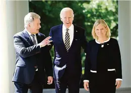  ?? Mandel Ngan/AFP ?? O presidente dos Estados Unidos com a a primeira-ministra sueca, Magdalena Andersson, e o presidente finlandês, Sauli Niinistö